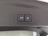 オートマチックテールゲートは、お子様を抱っこしている際や、お買い物で手が塞がってしまっている場合にも大変便利です。