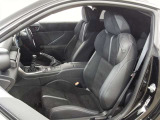 高いホールド性で運転姿勢が安定します。長距離ドライブでも疲れにくいのが魅力です。快適なドライビングライフをお送りください♪