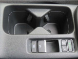 【センターコンソールドリンクホルダー】フロント中央にはドリンクホルダーが二口配置されています。運転席、助手席のどちらからでもサッと取りやすい位置に配置されているのでドライブ中の水分補給もスムーズです♪