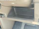 運転席周辺の収納も充実したドライバーズロアポケット。細かな使い勝手にも配慮されています。