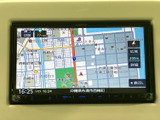 地図上に道路や周辺施設、現在地が表示され、画面の案内から目的地までの道のりを確認できます。縮尺や表示を選ぶ項目も備わり、街中での移動や初めて訪れる場所へのお出かけに活用しやすい画面です。