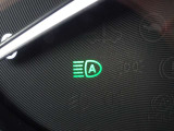 【ハイビームアシスト】先行車または対向車の有無や周辺の明るさなどに応じて、ヘッドライトのハイビーム(上向き)とロービーム(下向き)を自動で切り替えます。