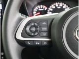 メーター内パネルのコントローラーです。燃費情報などさまざまなデータが見れますよ。