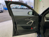 アンビエントライト:直接照明と間接照明を組み合わせて車内を印象深く演出し、寛ぎに満ちたインテリアの雰囲気を生み出します。