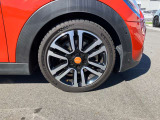 衝突被害軽減ブレーキが付いております。万一の際はブレーキをサポートします。