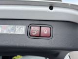 電動リアゲートを装備。荷物が多い日もスマートに開閉できます。