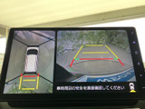 後方の映像に加え、車両周辺を上から見た表示も確認できます。駐車時に周囲の状況を把握する手助けとなり、画面のガイド表示も目安にできます。