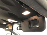 バイザーにはバニティミラー付き。車を降りる際には身だしなみをチェックを忘れずに♪