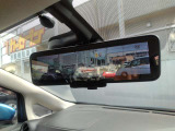 スマートルームミラーは、車の後ろに付いたカメラの映像を、ルームミラー型の画面に映して後方を確認 後部座席の人や荷物、ヘッドレストに視界をさえぎられにくく、後ろを広く見やすいのが大きな特徴です。