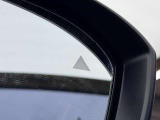ドアミラー内に搭載された斜め後方の車両接近を知らせる警告表示。車線変更時の安全確認をサポートし、ヒヤリとする場面を未然に防ぎます。