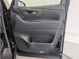 運転席ドア内張はご覧の通り。ドアポケットの収納もバッチリです