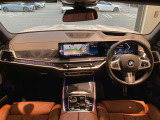 BMWカーブド・ディスプレイが中心の次世代コックピット。スイッチ類を減らし、直感的な操作とクリーンなデザインを実現しています。