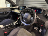 スッキリとまとめられた運転席周りで、運転を楽しくさせる内装です。まさにcockpitです!