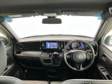 【前方視界】開放的な前方視界!運転がしやすく疲れにくいです♪窓が大きく、見通しがとっても良いおクルマですよ♪