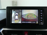パノラミックビューモニター付きです。車両を上から見たような映像をディスプレイオーディオ画面に表示。運転席からの目視だけでは見にくい、車両周辺の状況をリアルタイムでしっかり確認できます。