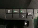 ハンドルの右側にはヘットライトリベライザーとHondaセンシング用のメインスイッチがついています。ヘッドライトリベライザーは道路状況や積荷の加重に応じてライトの高さを調節できます。