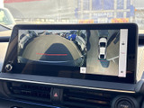 後方の映像と車両周囲の表示を画面で確認でき、駐車時の周囲確認をサポートします。目視での確認とあわせて活用でき、狭い場所での取り回しにも役立つ装備です。