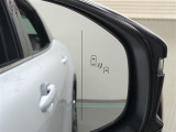 《ブラインドスポットモニター(BSM)》隣の車線を走るクルマをレーダーで探知。ドアミラーでは確認しづらい死角エリアのクルマを、ミラーについたLEDインジケーターを点滅させ、ドライバーに注意を促します。