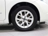 アルミホイールを装備、タイヤサイズは185/65R15です。