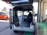 荷室下に搭載した駆動用バッテリーの薄型化でN-VANガソリン車と同等のタテに高くて広い、大容量の空間となっています。