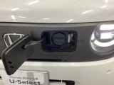 急速充電は車内のボタンを操作して開け、あとは充電コネクターを差すだけで充電開始します。簡単な充電操作と、フタの開け方を変えることで差し間違いを防げる安心感。