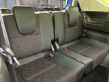 左右に並ぶシートとそれぞれのヘッドレストを備え、後方にも乗車スペースを確保。落ち着いた色合いでまとまり、家族や仲間との移動にも活用しやすい室内です。