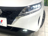 【LEDヘッドライト】悪天候や夜間走行時も良好な視界を確保し安心して運転できる高輝度LEDヘッドライトを装備!点灯速度が早く、消費電力も抑えられています。