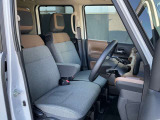 運転席も広々でゆったり気分で運転できます♪シフトノブをダッシュボード側に配置したので運転席から助手席への移動が簡単にできるんです。
