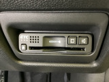 ハンドルの右下にETCがついています。高速道路の料金所の通過も楽々です!。 カードの取り出しもしやすい場所についています。