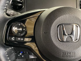 ステアリングスイッチがついていますので、オーディオのチャンネル変更、ボリューム、ジャンル変更が操作可能です。ハンドルから手を離さず安全に操作できます。