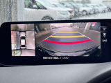 見通しの悪い交差点や前向き駐車時に便利なフロントカメラ映像。障害物との距離感を的確に把握でき、安全な取り回しを強力にアシストします。