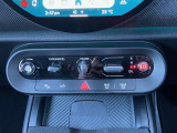 エンジンスタート/ストップのトグルスイッチやシフトギア、パーキングボタンなどは、センターパネル下に集約されています!