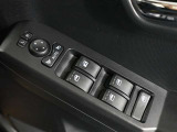 運転席のパワーウインドスイッチで全席窓の開閉・ロック操作ができます。