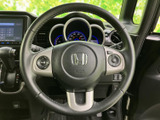 手元に各種スイッチを備え、運転姿勢を保ちながら必要な操作を行いやすい仕様です。握りやすい形状で、視線を大きく外さずに扱えるため、日常の運転を快適に支えます。