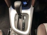 操作しやすいATシフトです。シフトチェンジを気にしなくてよいので運転だけに集中できますね。自然と手に届くところにある、手になじむ形状のシフトノブがいいですね。
