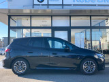 【BMWの伝統-3】BMWのお車は、&ldquo;駆け抜ける歓び&rdquo;を体現しております。走行の安定性とコーナリングの良さを追求し、思い通りにハンドルの操作可能です。