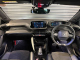 スッキリとまとめられた運転席周りで、運転を楽しくさせる内装です。まさにcockpitです!