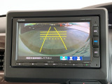 【バックカメラ】運転が苦手な方も車庫入れラクラクです!ギアをリバースに入れれば自動的に切り換わりますので、面倒な操作は不要です♪狭い駐車場もお車を傷つけず安心ですね!