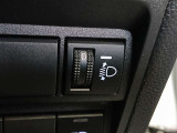 積載時に後ろが下がってライトが高くなったことによる相手車への眩惑を防止する焦点調整ができます