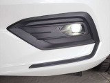 フロントバンパーにはLEDフォグライトが装備済みです ハンドルを切った方向のみ点灯するコーナリング・ライト機能付きです