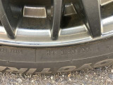 指定タイヤサイズ「185/65R15」の表記。スタッドレスタイヤへの交換時など、適切なサイズ選びの目安になります。