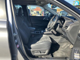 運転席まわりは視界が広く、前方や左右の様子を確認しやすいレイアウトです。シートに腰掛けると、手の届く範囲に操作部がまとまり、毎日の移動も落ち着いてお使いいただけます。