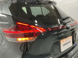 【テールランプ】夜間や悪天候時に後続車へ自車の存在と車幅を伝え、追突事故を防ぐ【安全性の向上】が最大の目的です。