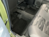 しっかりと汚れ、砂ぼこりを落とし足元まで清潔な車内空間を作り上げております♪