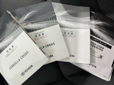 メンテナンスノート、取扱説明書です。 その車の整備記録が事細やかに記録されています。 車が生まれてから今までどのような道を歩んできたのか判るとても重要な物ですよ。