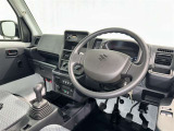 運転席まわりです。 各操作スイッチは使いやすい位置に配置されてます。