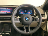 BMWのステアリングはドライバーと車体が一体感に感じれるような操作性を実現しております。また、握りやすさや操作性を向上するためにスイッチ類も配置されております。