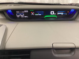 中央にデジタル表示のスピードメーターを配したハイブリット専用メーターになっています。左側のインフォメーション画面で燃費などの情報を確認できます。