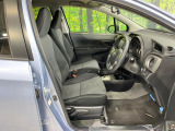運転席まわりには十分なスペースがあり、大柄な方でもゆったり運転していただける環境です。
