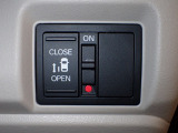 運転席からもスライドドアを楽々操作でスピーディーに!またスマートキーでも開閉できるので便利です。
